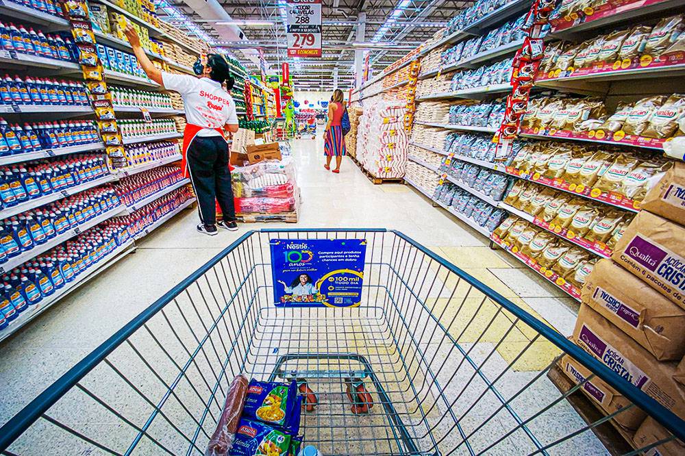 Shopping at the supermarket is becoming torture for many Brazilians. Even basic foodstuffs can no longer be afforded by the lower classes.