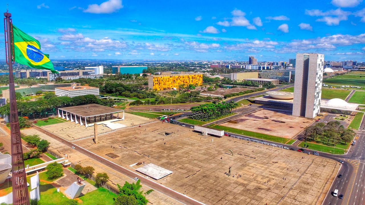 Square of the three powers in Brazil's capital Brasilia. The unwise actions of the protagonists of these three powers are currently causing international investors to turn to markets such as India and China. Political uncertainty in Brazil is increasing rapidly.