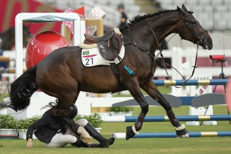 Tokyo 2020: Brazilian pentathlete falls from horse, finishes last after skipping final event