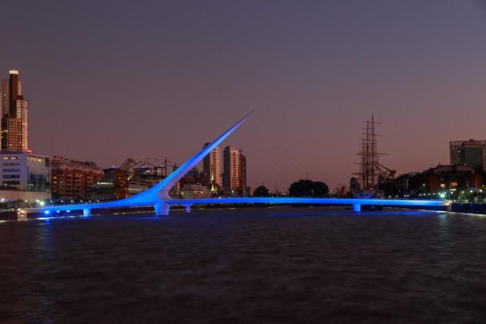 Emblematic monuments of the city of Buenos Aires will be illuminated, paying homage to Uruguay from the city of Buenos Aires.