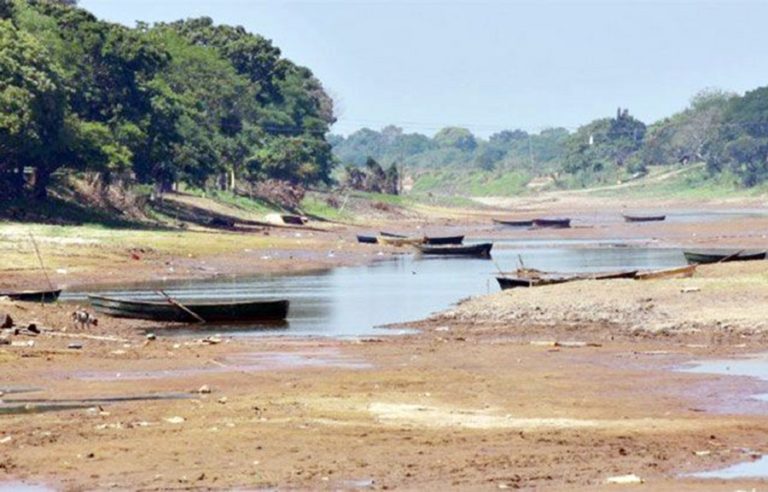 Paraguay River dawns with its lowest level in history