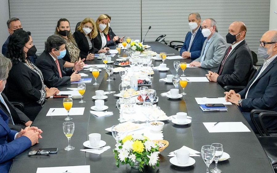 Formosa governor Gildo Insfrán and Paraguay's Foreign Minister Euclides Acevedo met on Tuesday with the participation of technical teams from both countries. (Photo internet reproduction)