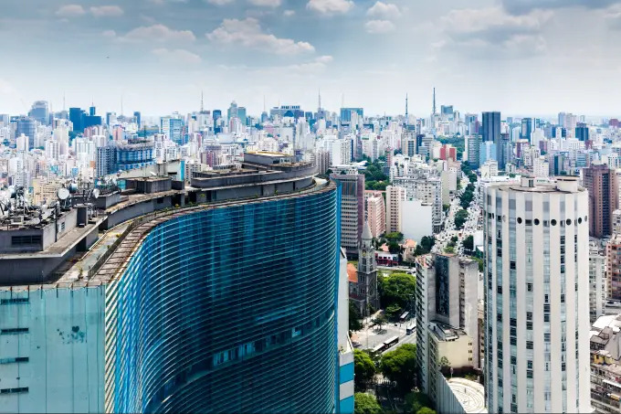 The Copan building has been covered by a screen for about 10 years. (Photo internet reproduction)
