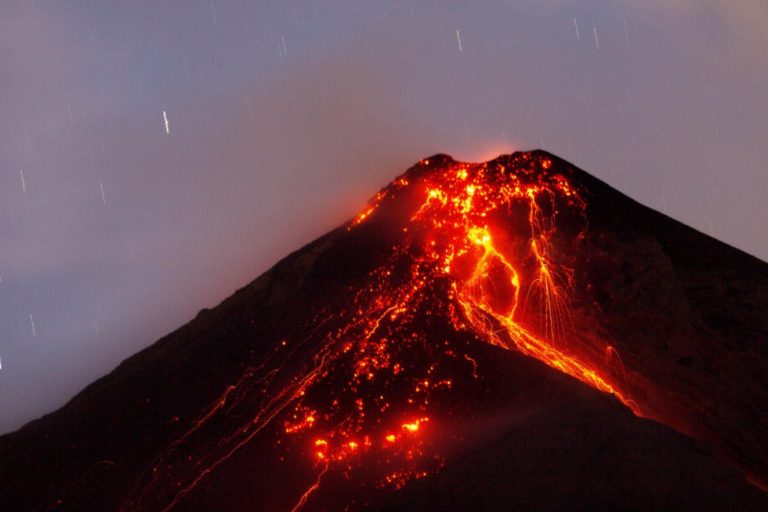 Guatemala, eruption alert of Fuego volcano, the most active in Central America
