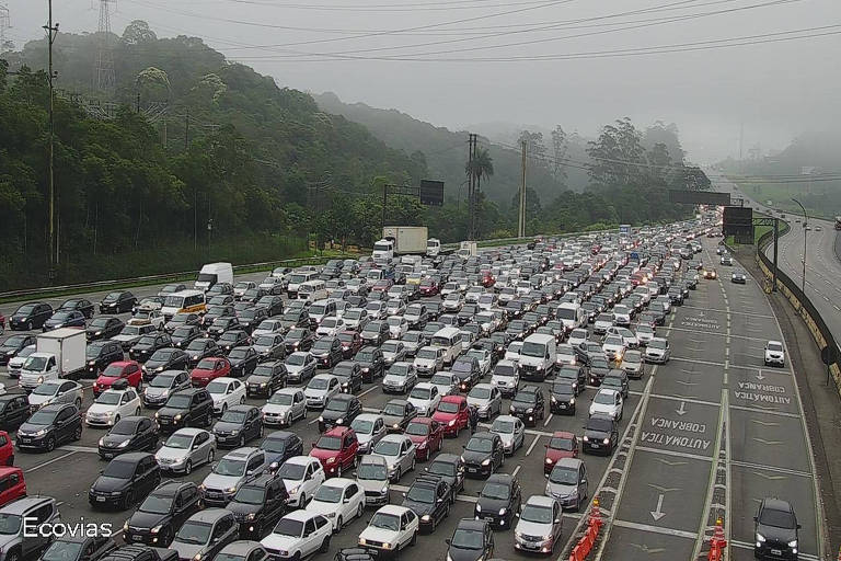 Heavy traffic and congestion on highways in São Paulo on this holiday