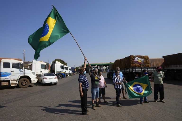 Police record again blockades on federal highways by Brazilian Spring protesters