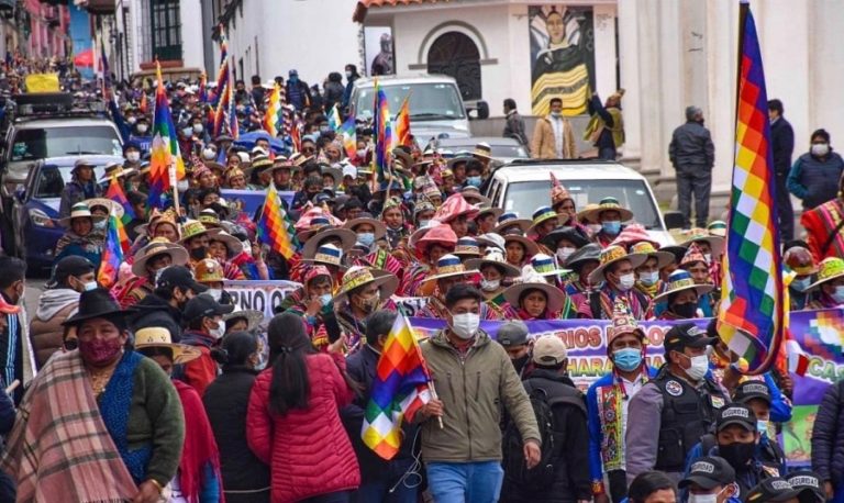 Bolivia leftists mobilize in defense of patriotic symbol Wiphala and against alleged coup attempts