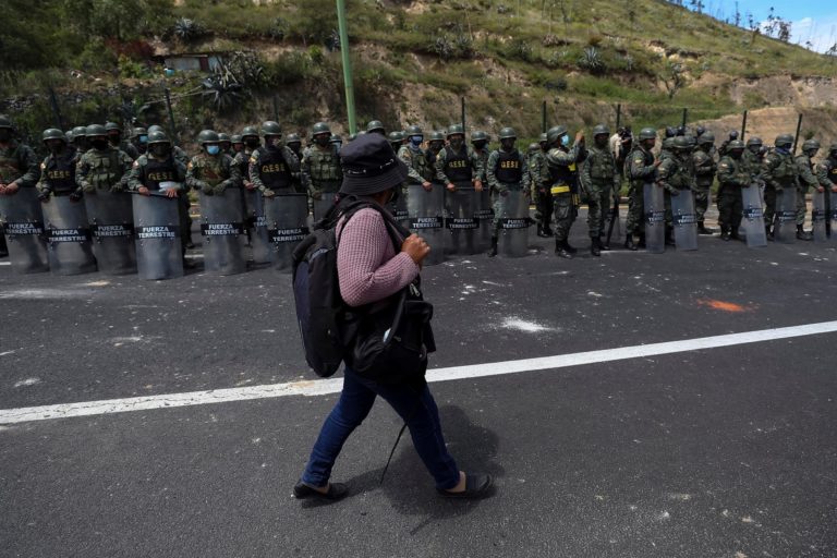 Blockades in nine provinces and clashes on second day of protests in Ecuador
