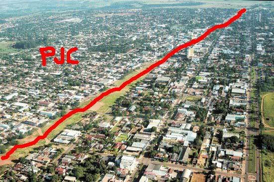 The border between Pedro Juan Caballero, in Paraguay, and Ponta Porã, in Mato Grosso do Sul, passes through the middle of the two cities, which in reality form a single city.