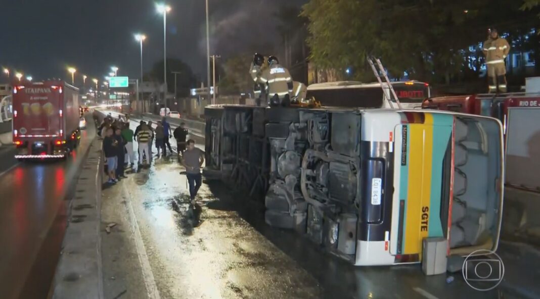 Bus with members of Rio de Janeiro samba school Unidos de Padre Miguel overturns on Avenida Brasil, leaving 17 injured