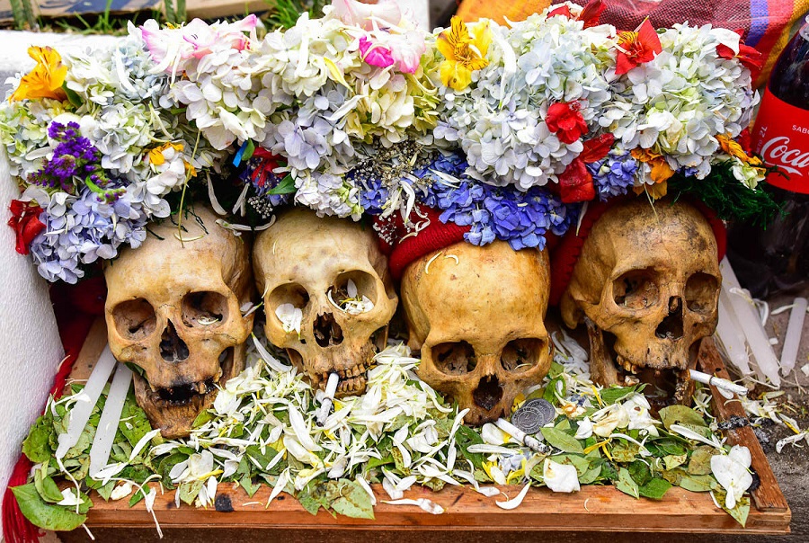 Skulls flood the streets of Bolivia for the first time since the pandemic in ‘ñatitas’ cult