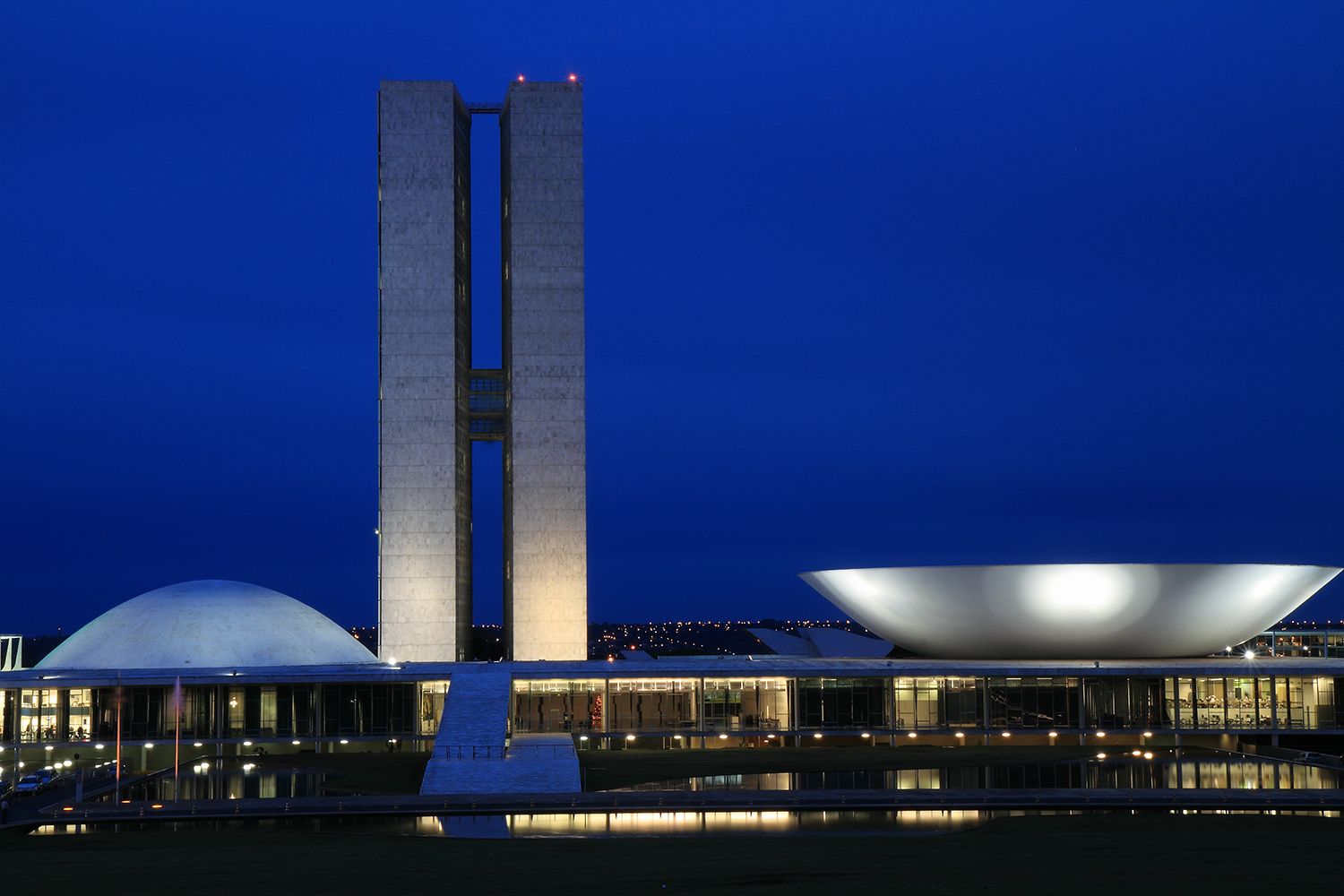 Brazilian Congress building in Brasilia. (Photo internet reproduction)