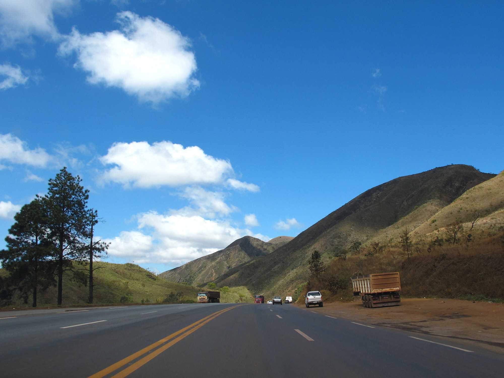 Brazil has high car costs, poor levels of congestion, and poor quality roads. (Photo internet reproduction)