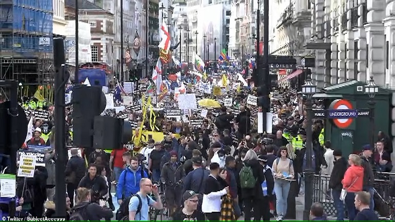 anti-vaccine-passport-protest