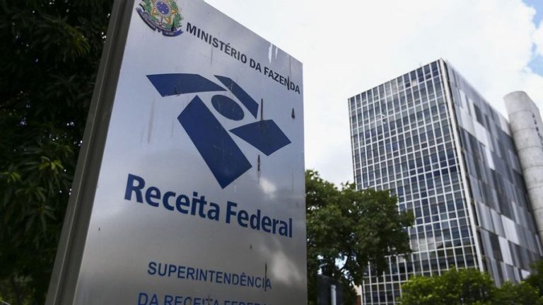 Brazil’s Federal Treasury servants approve strike