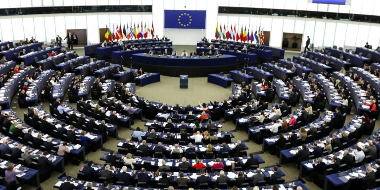 Covid-19: Cinco eurodeputados respondem à proposta de Ursula von der Leyen de falar sobre a vacinação obrigatória na UE