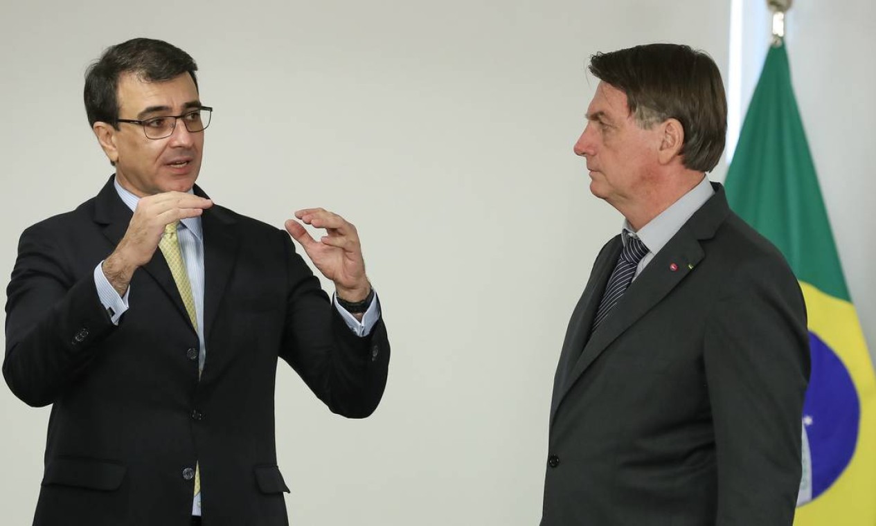 Brazilian Foreign Minister Carlos França (left) and Brazilian President Jair Bolsonaro (right).