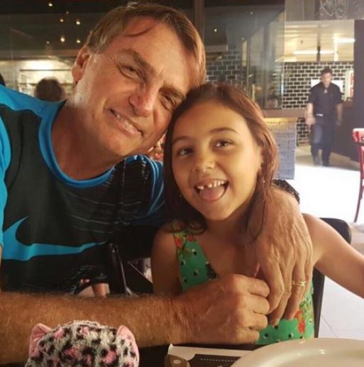 Jair Bolsonaro with his daughter Laura. (Photo internet reproduction)