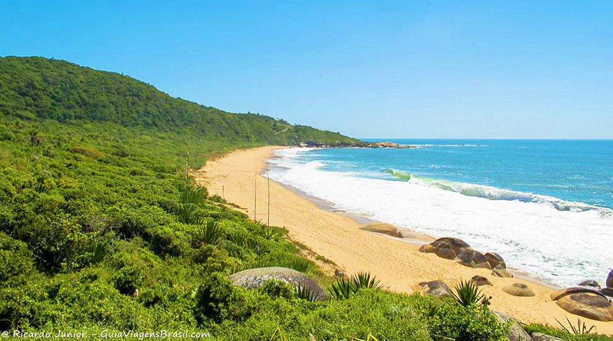 Praia do Estaleiro, Balneário Camboriú. (Photo internet reproduction)
