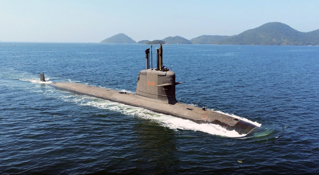 The S Riachuelo (S40) is a Brazilian Scorpène-class submarine built for the Brazilian Navy by DCNS in Cherbourg and ICN in Itaguaí, Braz
