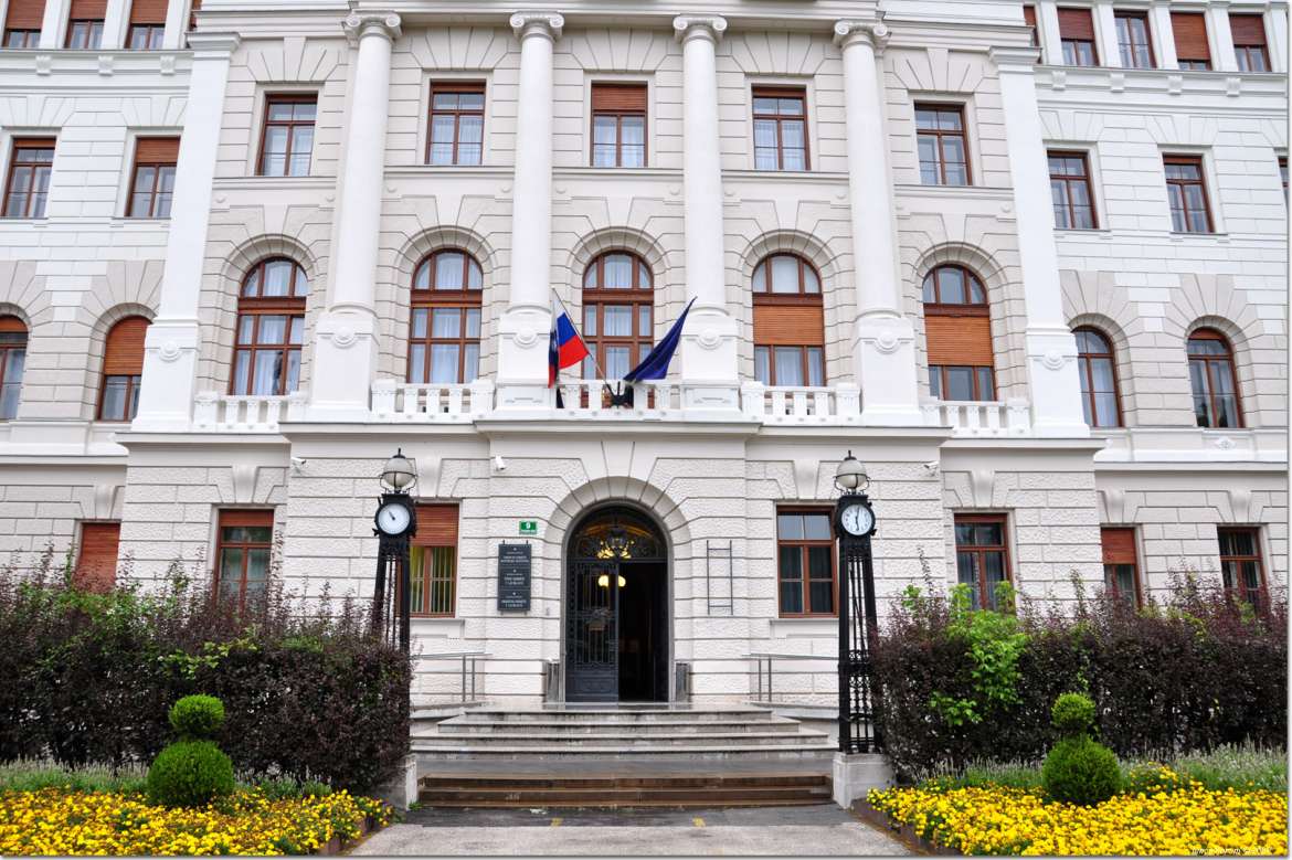 vacinação, O tribunal superior da Eslovênia declara a vacinação obrigatória de funcionários públicos inconstitucional