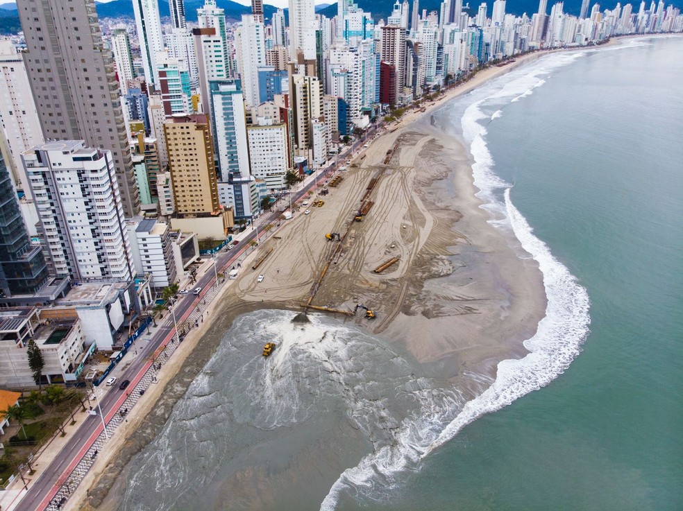 The width of the sand strip went from an average of 25 to 70 meters. The work began in March this year.
