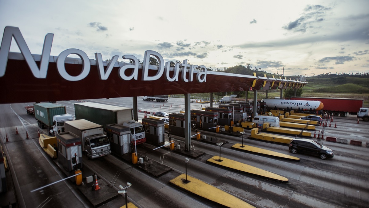 Nova Dutra is considered the country's main highway and connects the two largest metropolitan regions of Brazil: Rio de Janeiro and São Paulo.