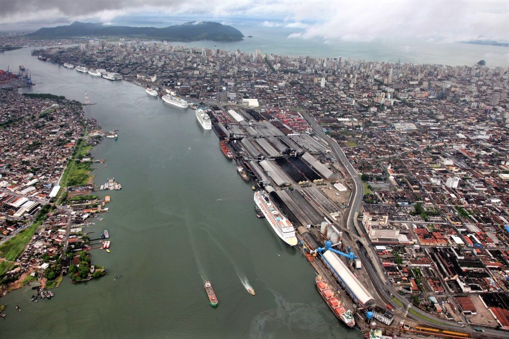 In the port of Santos, the largest port complex in Latin America, responsible for handling almost a third of Brazilian trade, through which more than 50% of Brazil's GDP passes, recently inaugurated three new works totaling investments of R$601 million.