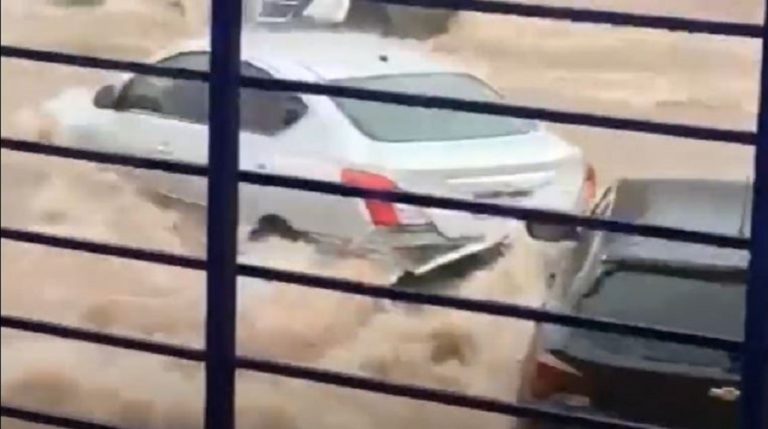Heavy rainfall causes floods; cars washed away in Minas Gerais
