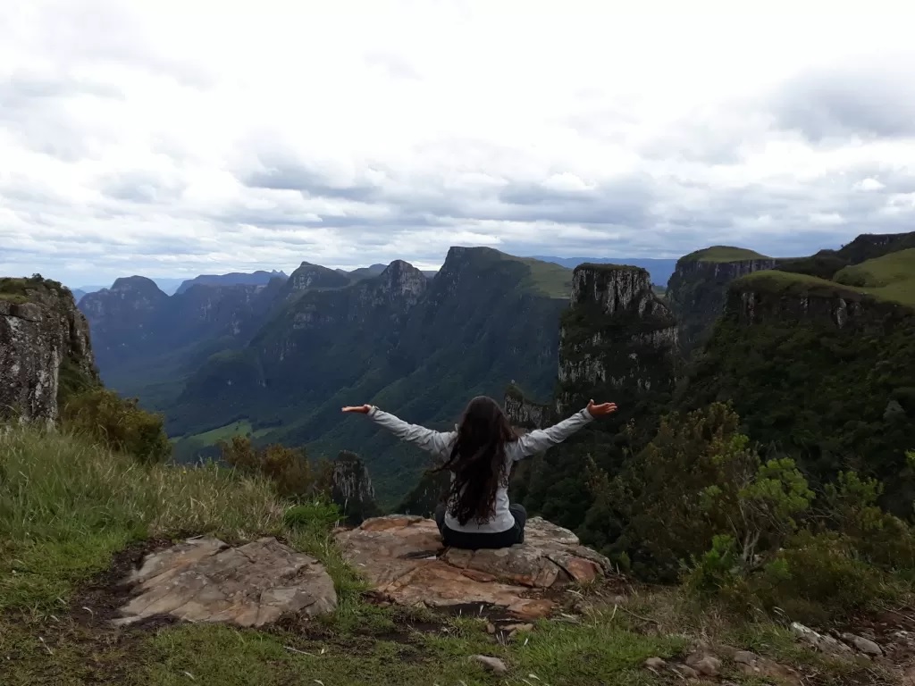 Safety items are also fundamental because, during a solitary hike, any accident can have severe consequences. After all, Daiana is constantly miles away from other people. The adventurer, however, usually feels safe on the trails she goes on.