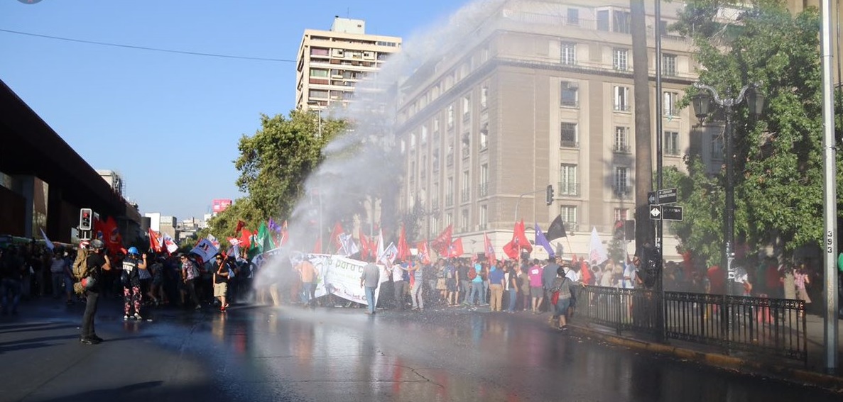 Carabineros repressed the demonstrators with water cannons in the Chilean capital.