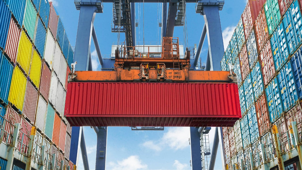 Among exports, the most significant advances occurred in the extractive industry products (62.4%), leveraged by sales of iron ore (72.9%) and oil (54.3%).