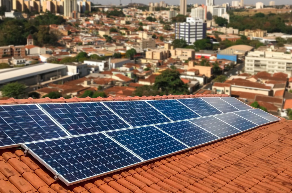 In Brazil, solar energy is advancing by installing large plants and self-generation in homes, small businesses, rural properties, and public buildings.