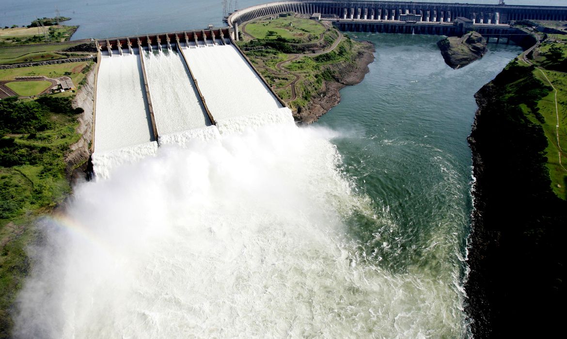 The hydroelectric plants are the majority in Brazil, with 56.71%.