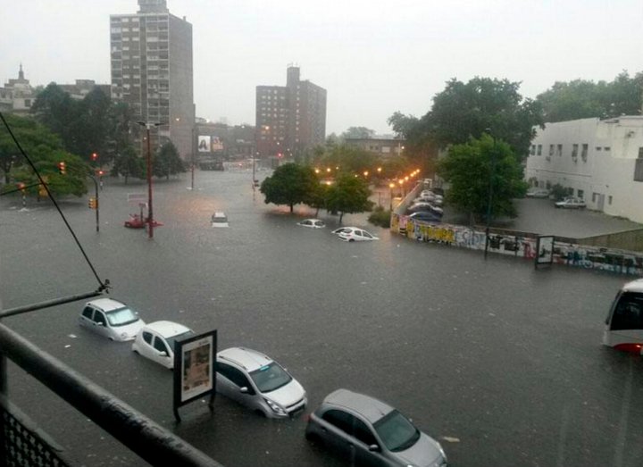 Montevideo is until noon under an orange alert from the National Institute of Meteorology (Inumet) for rains and storms and has already recorded between 50 and 100 millimeters of rain in the last hours, with greater activity between 5 and 7 am.