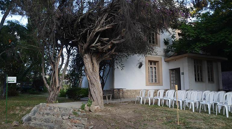 The museum, housed in an old mansion, is surrounded by 9,000 square meters of forest, home to 35 species of trees and 40 kinds of birds, which are increasingly rare in this city.