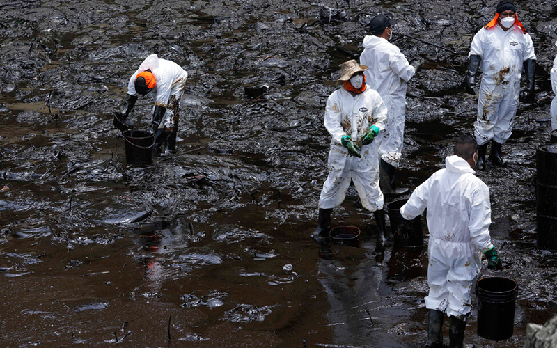 On Saturday, under an intense sun, workers dressed in white suits and boots were extracting the oil accumulated on Cavero beach, one of the most affected.