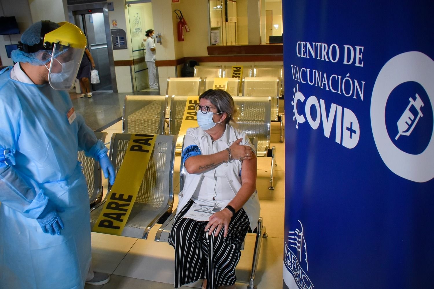 The official assured that there will be "annual revaccination, " which the laboratory, some doctors, and the vaccine commission recommend today.