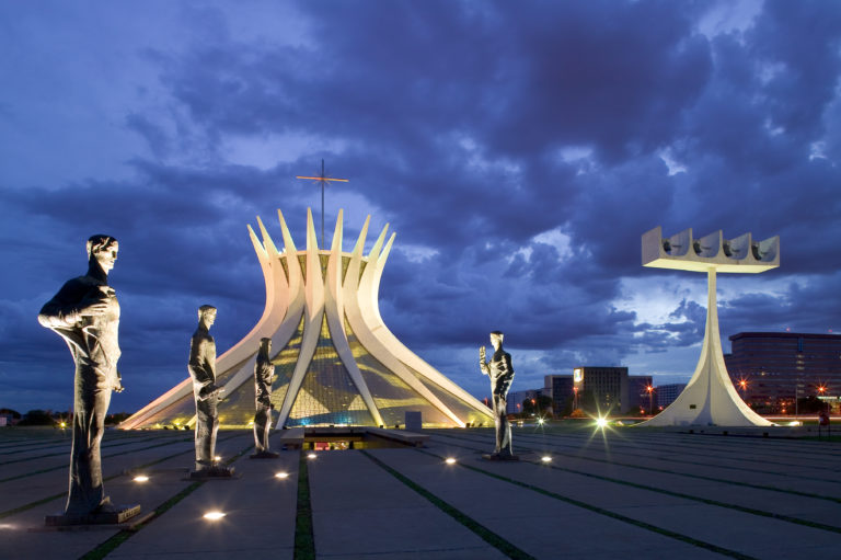 How a Brasilia Facebook Forum became the glue that holds together the expat community