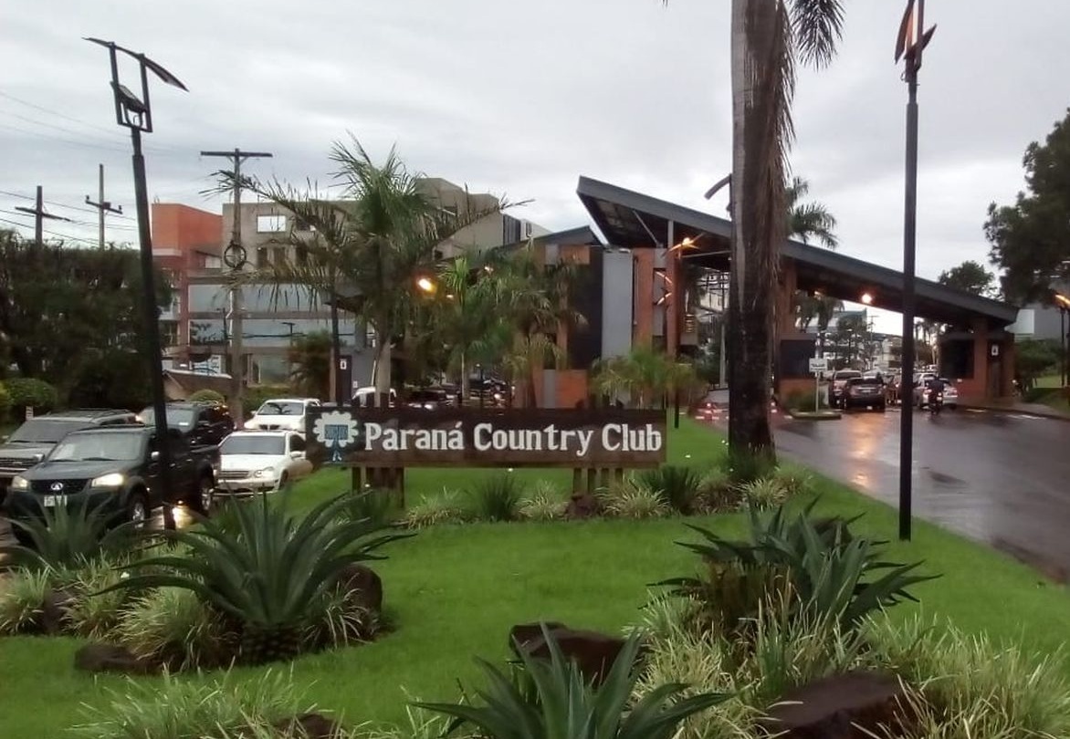 With the help of security guards at the Paraná Country Club complex in Paraguay, a suspected drug trafficker managed to escape from police during a raid. (Photo internet reproduction)