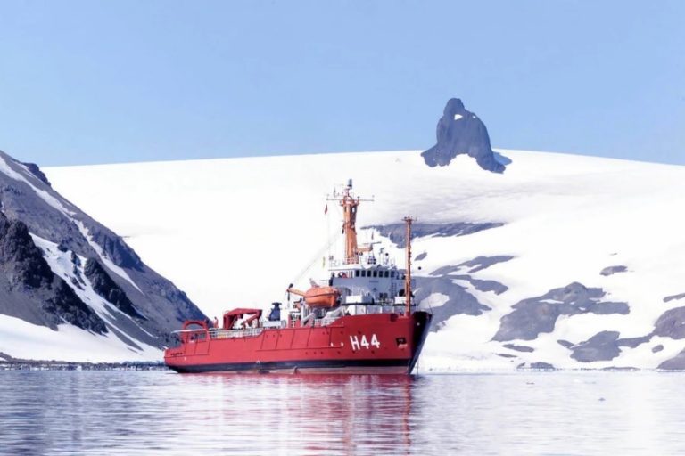 Chilean Navy rescues Brazilian vessel after a breakdown in the Drake Passage