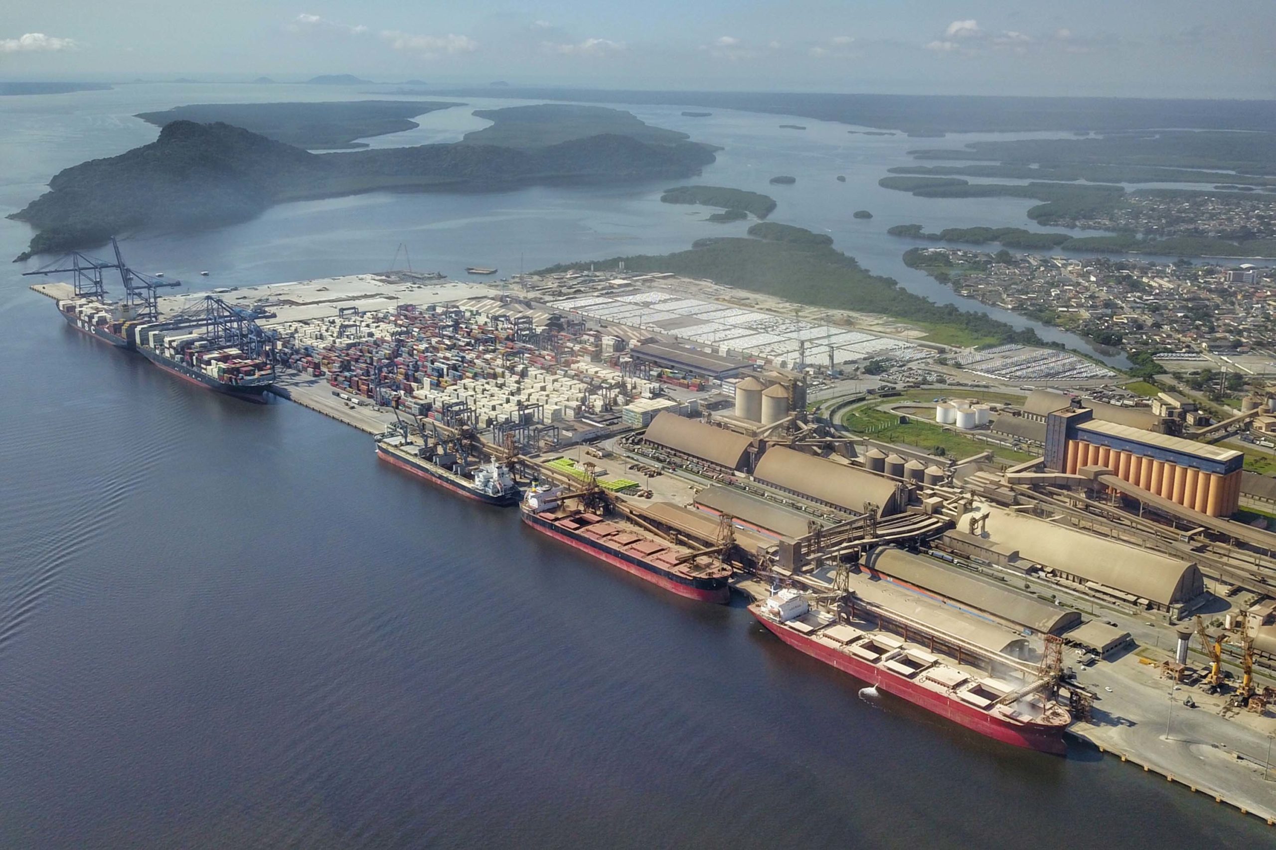 Paranaguá, Paraná state's largest port. (Photo internet reproduction)