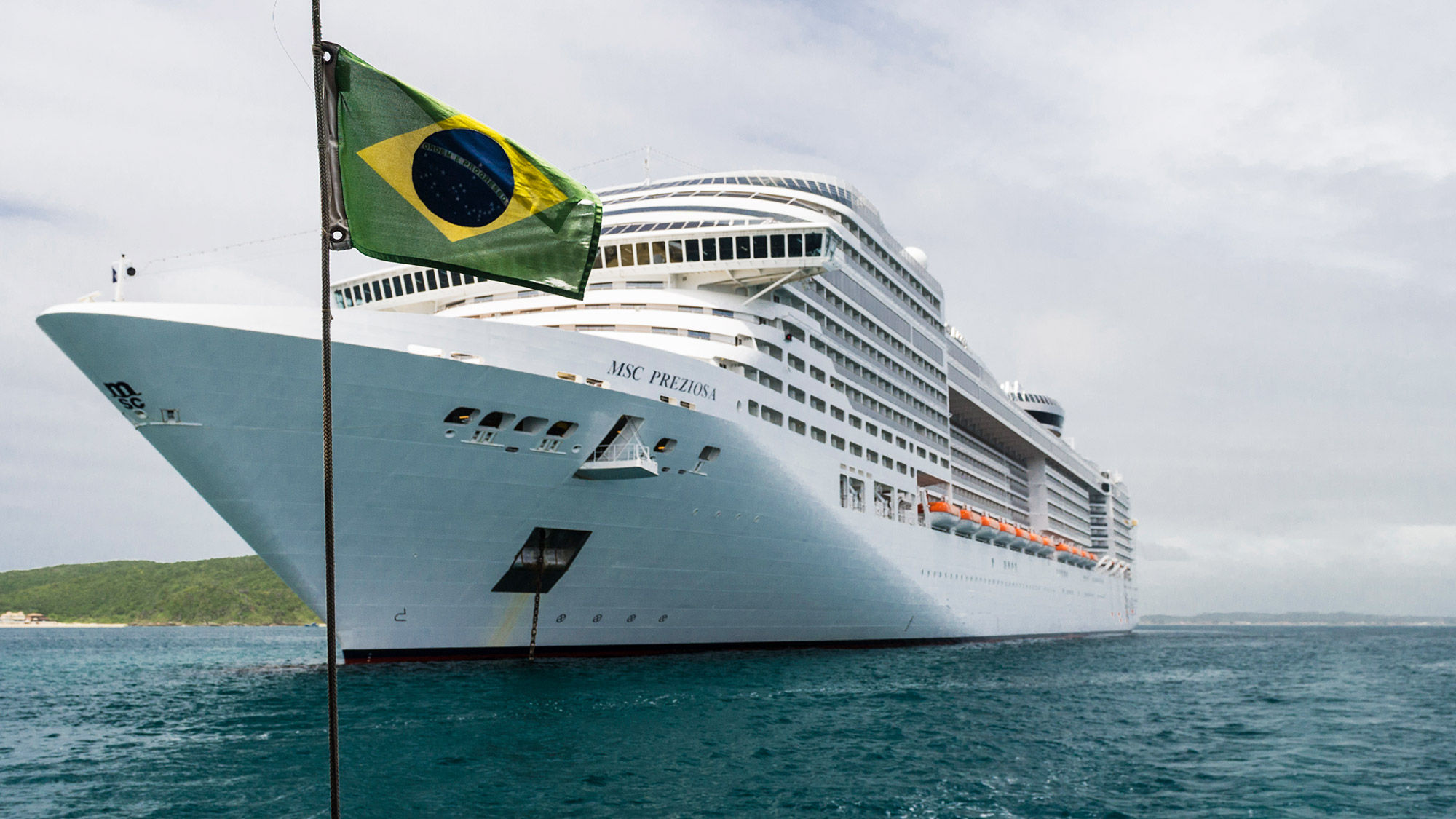 This summer's five cruise ships are currently anchored off the coast of Santos, ready for the resumption, with protocols fully implemented and more than 7,000 Brazilian and foreign crew members on board ready to work.