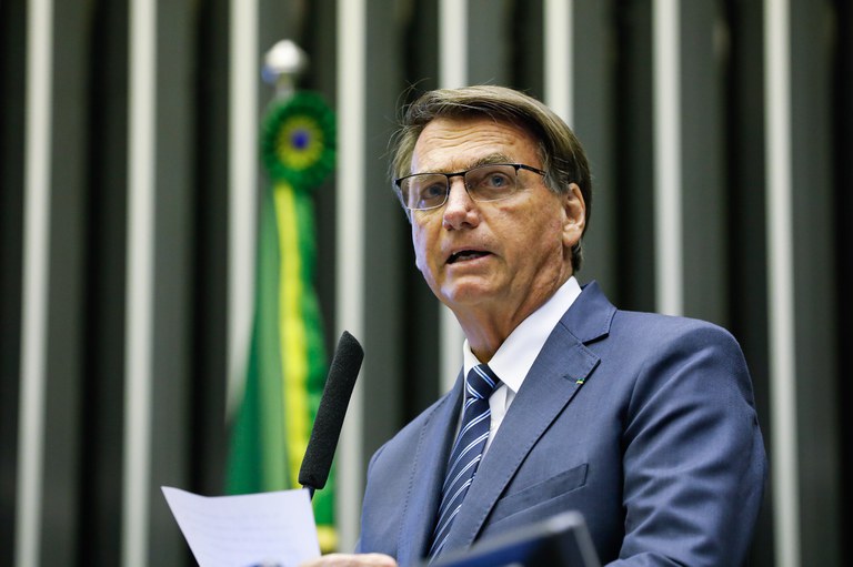 Bolsonaro says Brazil lives “dictatorship that comes by the pens”