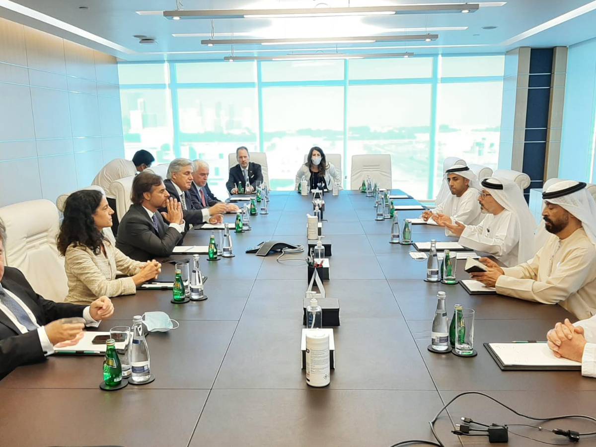 On one side the Uruguayan President Luis Lacalle Pou, the Minister of Industry Omar Paganini and the Minister of Economy Azucena Arbeleche. In front of them was a group of senior executives from Mubadala, Abu Dhabi's sovereign wealth fund, including Waleed Al Mokarrab Al Muhairi, one of the leaders of the investment committee.