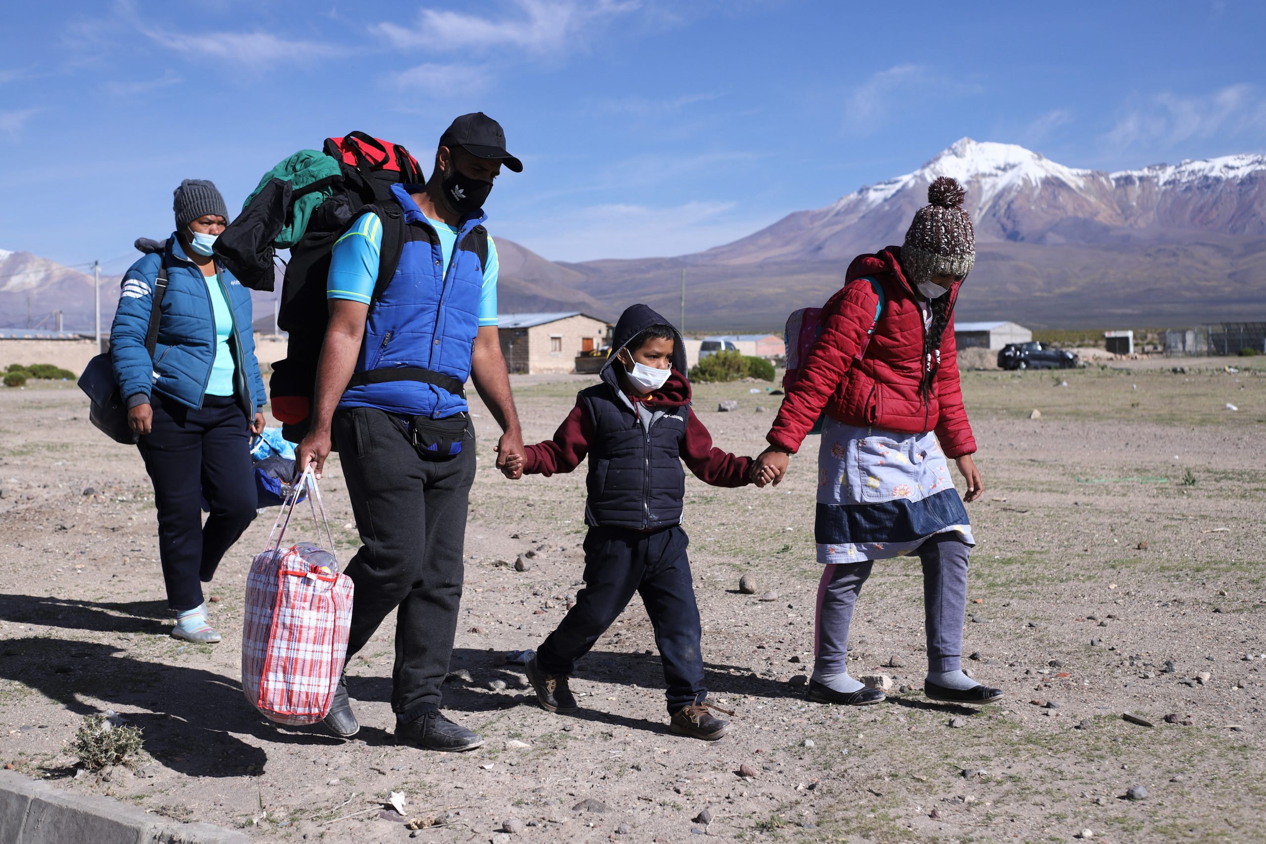 The road to the American dream requires crossing the border illegally, in the middle of the altiplano, at more than 4,000 meters above sea level, with temperatures below zero once the sun goes down. Such extreme conditions to reach Chile have caused 23 deaths since the beginning of the migration crisis in February 2021.