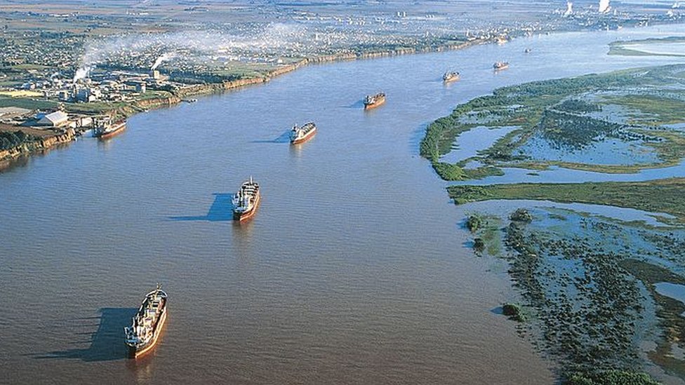 one of the awarded companies is dredging in the area of the confluence of the Paraguay and Paraná rivers, at the request of the Mixed Commission of the Paraná River (COMIP).