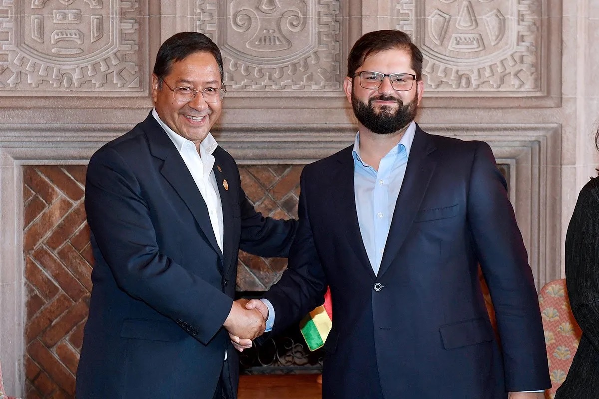 Bolivian President Luis Arce (left) and Chilean President Gabriel Boric (right).