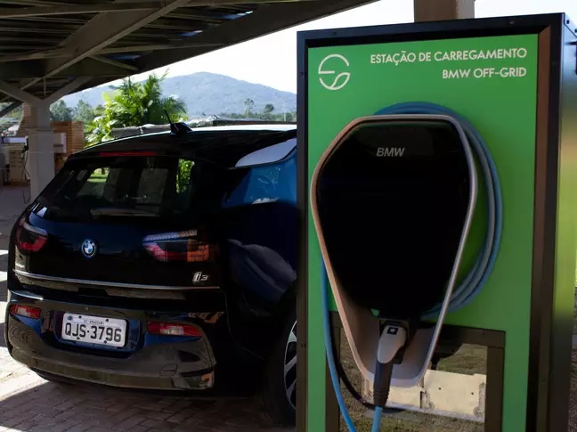 "We are developing several studies and projects for the second battery use for electric vehicles, such as developing a recharging station for electric vehicles disconnected from the power grid," says Vivaldo Chaves.