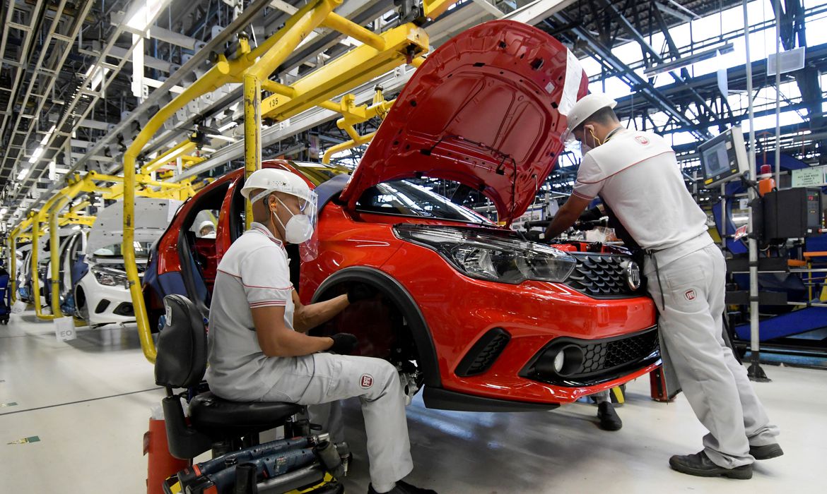 The production of automobiles and light vehicles decreased 16.9% in February compared to the same month in 2021, manufacturing 152,600 units. Sales in this category shrank 24% compared to February last year, with 120,400 units sold.